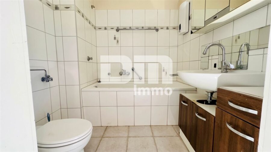 Gepflegte Dreizimmerwohnung mit Loggia in idyllischer Ortsrandlage /Campusnähe - Badezimmer / Wanne
